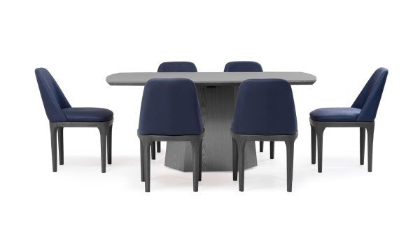 Mesa Comedor Milano con 6 Sillas Lisboa de la marca Aristas, vista en perspectiva frontal. La mesa presenta un diseño elegante en madera color Ceniza. Mientras, las sillas Lisboa presentan líneas suaves, respaldos curvos y un tapizado en el tono Tomasso Azul Profundo.