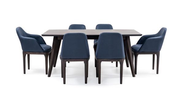 Mesa Comedor Genoa + 6 Sillas Lisboa de la marca Aristas, vista en perspectiva frontal. La mesa presenta un diseño moderno en roble europeo. Mientras que las sillas Lisboa, con un respaldo curvo, tapizado suave y patas en madera color Ceniza, complementan el conjunto.