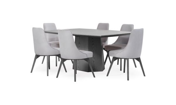 Vista diagonal de la Mesa Comedor Milano con 6 sillas Vela de la marca Aristas. La mesa presenta un diseño elegante y moderno, con una superficie rectangular en madera, sostenida por una base robusta. Mientras que las sillas Vela, tienen un respaldo alto tapizado en tela suave de tono neutro.