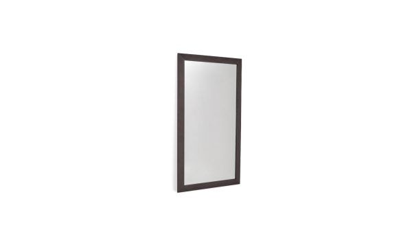 Espejo Mateus de la marca Aristas, visto en perspectiva diagonal. Presenta un diseño rectangular elegante y sencillo, que cuenta con un marco recto en madera.