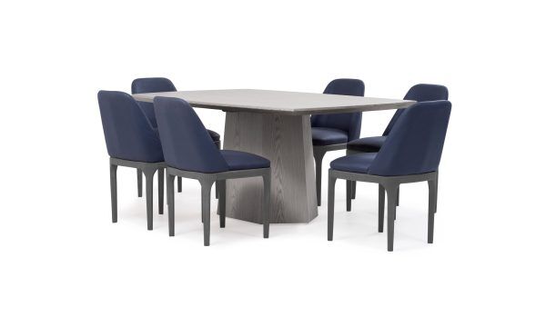 Mesa Comedor Milano con 6 Sillas Lisboa de la marca Aristas, vista en perspectiva diagonal. La mesa presenta una superficie rectangular, de bordes lisos, sostenida por una base robusta en madera color Ceniza. Las sillas Lisboa complementan el conjunto con sus patas rectas en madera y tapizado suave.