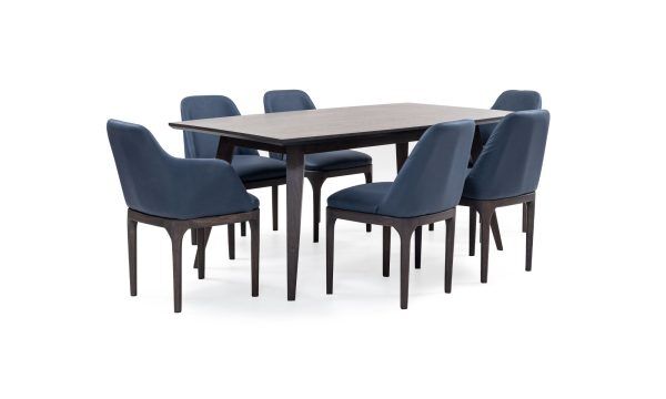Mesa Comedor Genoa + 6 Sillas Lisboa de la marca Aristas, vista en perspectiva diagonal. La mesa destaca por su estructura robusta en roble europeo. Las sillas Lisboa presentan un diseño elegante con respaldo alto y acabado en tela suave.