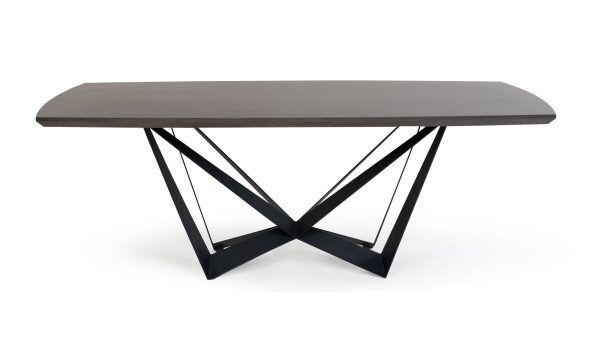 Vista frontal de la Mesa De Comedor Versalles de 8 Puestos de Aristas. Presenta un diseño clásico y moderno con una estructura robusta en madera color Chocolate y una base geométrica metálica.