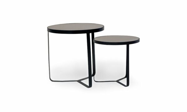 Vista lateral del set de 2 Mesas Auxiliares Metálicas Luna X2 de la marca Aristas. Presentan una estructura ligera y circular, con un acabado en color humo y patas delgadas que complementan su diseño moderno y versátil.