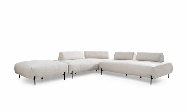 Vista diagonal de la Sala en L Praga con puff y espaldar de la marca Aristas. Un diseño moderno y cómodo, con asientos acolchados, espaldares separados y patas delgadas en metal.