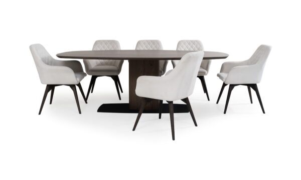 Vista frontal de la Mesa de Comedor Niza con 6 sillas Odense de la marca Aristas. La mesa presenta un diseño robusto en madera, mientras que las sillas Odense, tienen líneas elegantes y un tapizado en el color Tomasso Cuarzo.