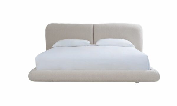 Vista frontal de la Cama Milán de la marca Aristas. Un diseño elegante y minimalista con un cabecero amplio y alto, tapizado en tela suave de color neutro.