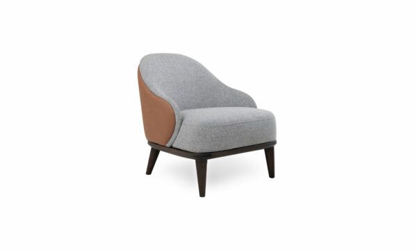 Poltrona Valencia de la marca Aristas vista en diagonal. Presenta un diseño moderno con un asiento y respaldo acolchados, y patas en madera color Olmo.