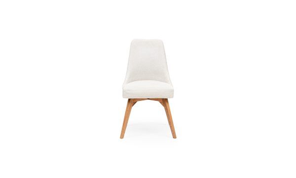 Silla Comedor Vela de la marca Aristas vista en perspectiva frontal. Presenta un diseño elegante y moderno en el color de tela Gante Marfil, con un respaldo alto y patas en madera.
