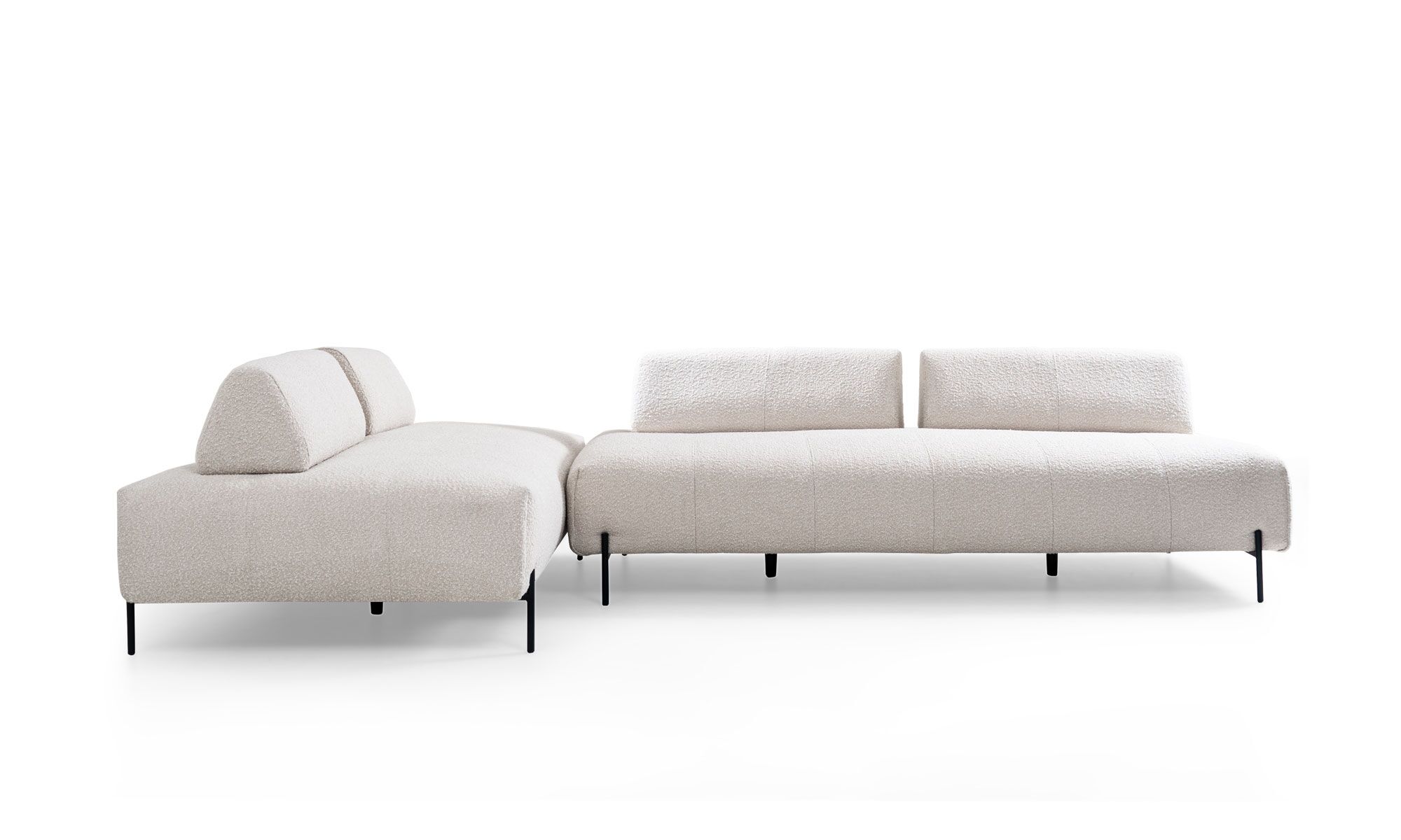 lado L PRAGA Vista frontal de la Sala en L Praga de la marca Aristas. Un diseƱo moderno y elegante de lĆneas limpias, con asientos amplios y un tapizado en tela suave de color claro.