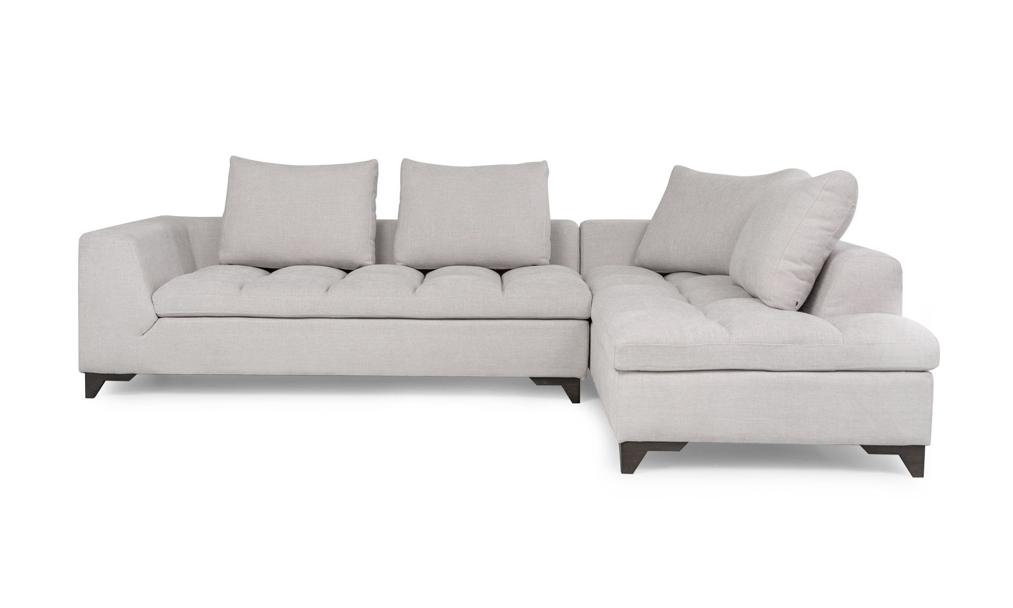 Sala En L Modular Vitaro Plus Plumas frente Vista frontal de la Sala En L Modular Vitaro Plus Plumas de Aristas. Presenta un diseño amplio y moderno, con asientos acolchados y patas discretas en madera, que complementan su estilo contemporáneo.