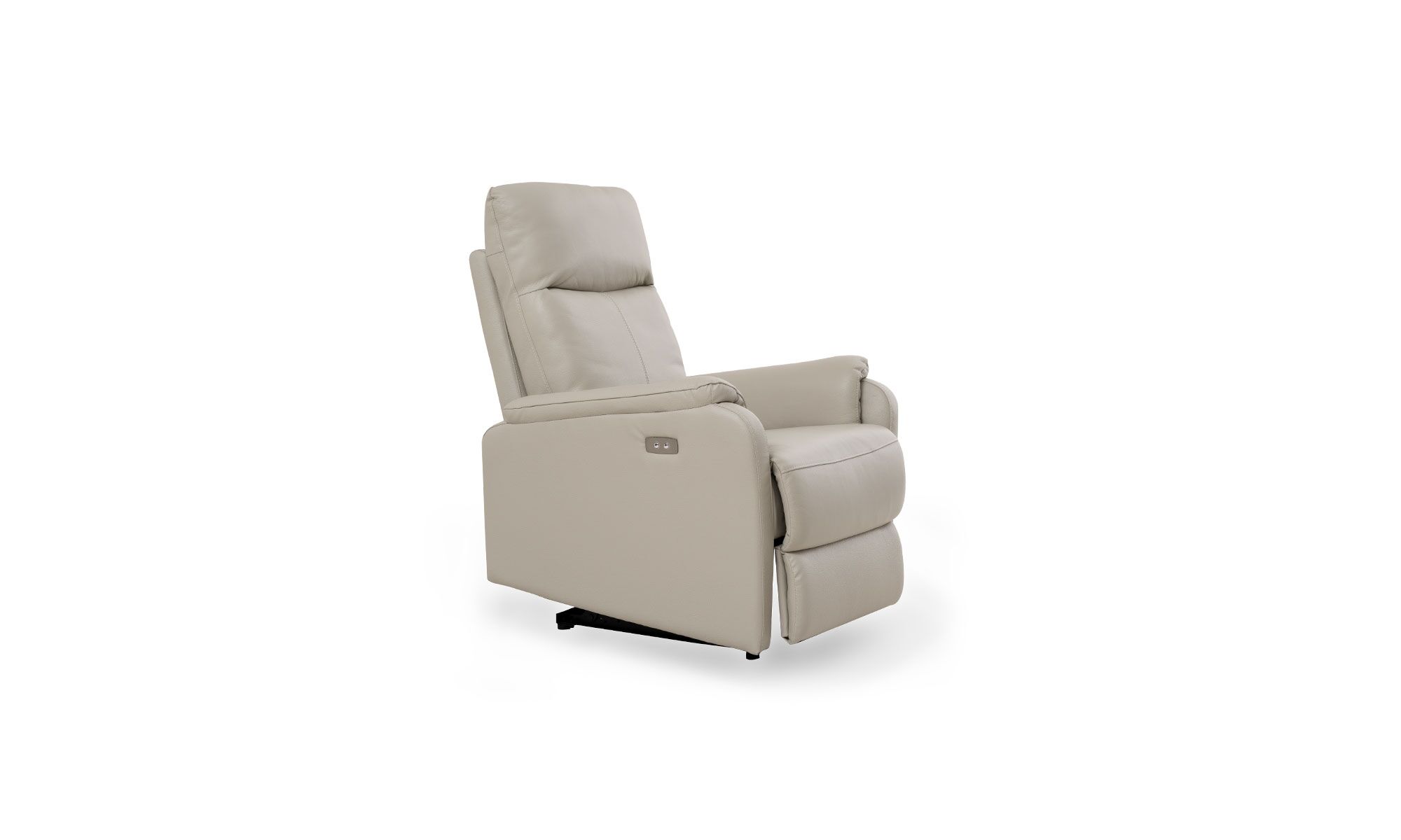 3,4 Vista diagonal de la Poltrona Reclinable Eléctrica en cuero, de Aristas. Esta poltrona reclinable eléctrica, presenta un diseño ergonómico y contemporáneo, con un reposabrazos amplio, respaldo alto y acabado elegante en cuero.