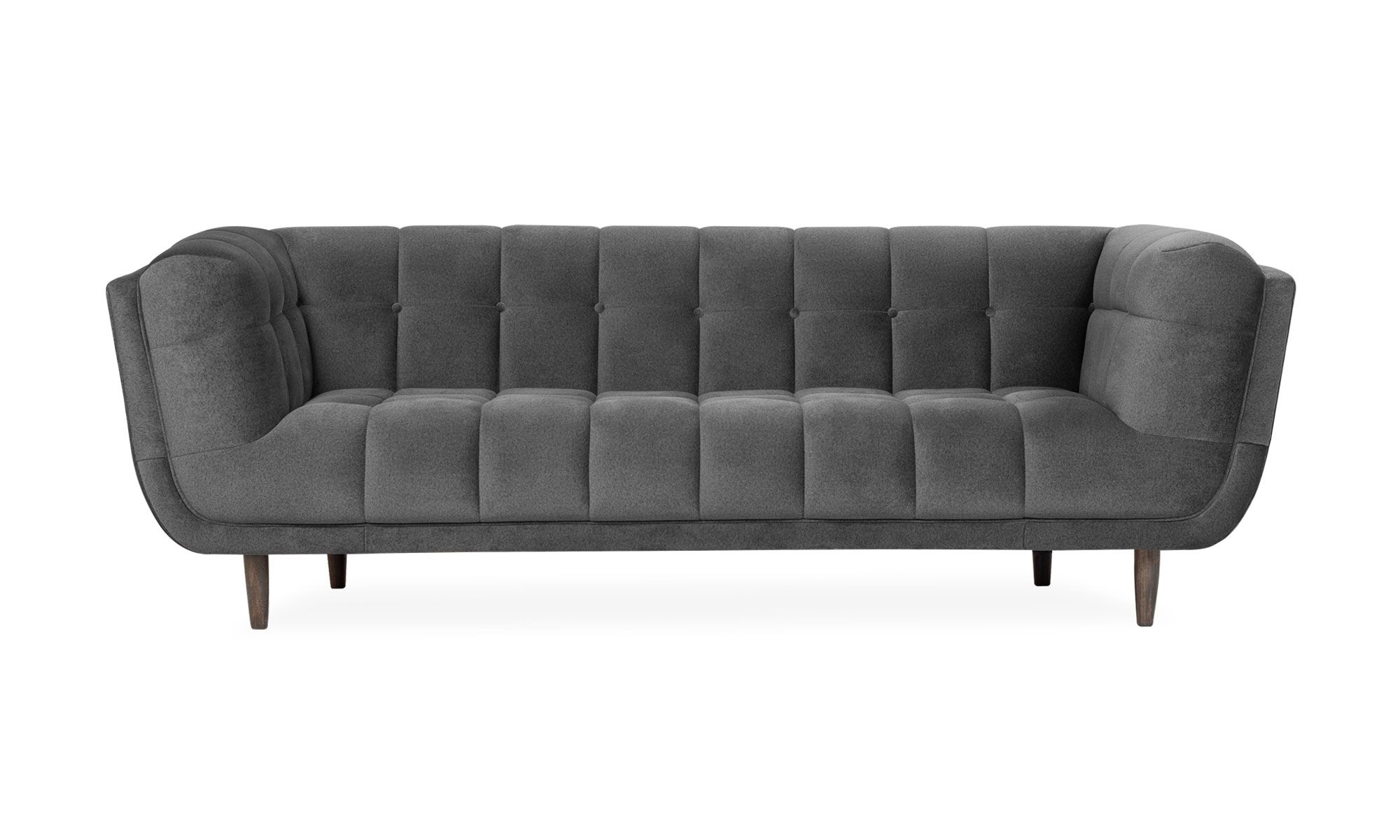 1.SOFA-CRONOS-3P-BUDAPEST-GRIS Sofá Cronos de la marca Aristas, visto en perspectiva frontal. Un diseño elegante de líneas limpias, con un acabado en tela suave y patas discretas en madera.