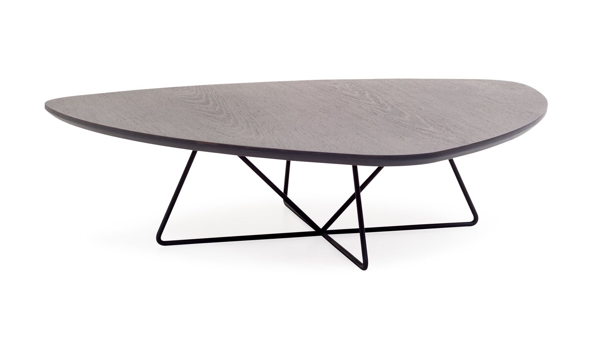 1.MESA-CENTRO-BOOM-MADERA-CENIZA Mesa de Centro Bonn de la marca Aristas, vista diagonal. Presenta una superficie amplia en madera con un acabado natural y está sostenida por una base baja y de líneas delgadas en metal de color negro mate.