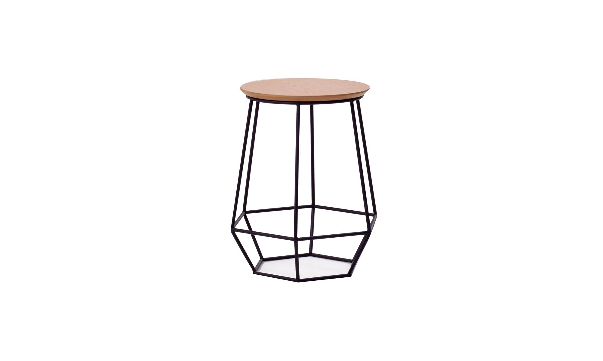 2.Mesa-auxiliar-hexa-50cms Vista frontal de la Mesa Auxiliar Hexa de la marca Aristas. Un diseño geométrico y moderno que presenta una superficie circular en madera, sostenida por una base alta de estilo contemporáneo en metal.