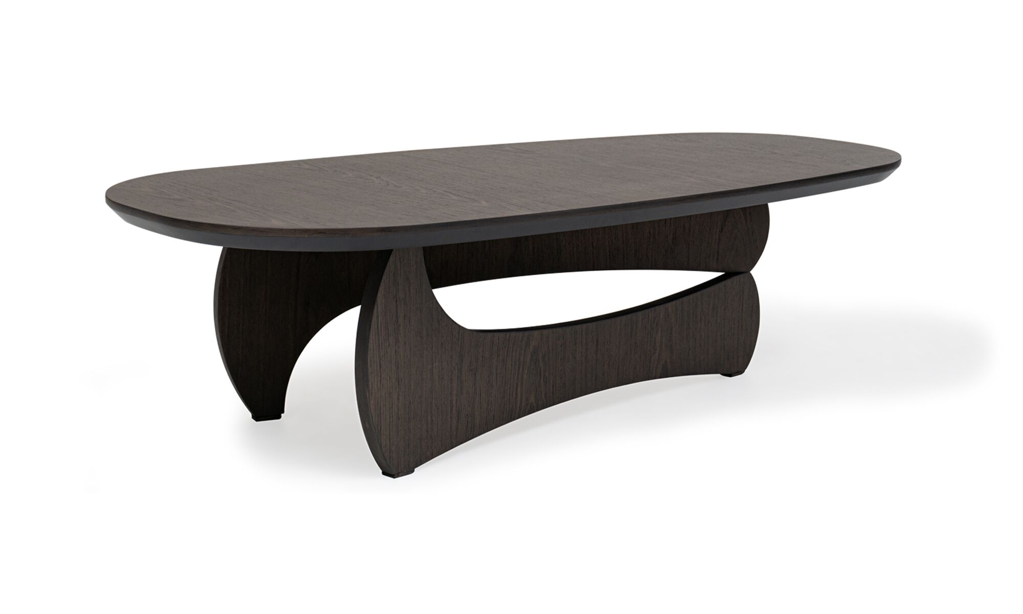 mesa-centro-chelsea-vista-34 Mesa de Centro Chelsea de la marca Aristas, vista diagonal. Presenta un diseño moderno con una amplia superficie rectangular en madera. Su estructura cuenta con patas asimétricas y robustas que le brindan un toque contemporáneo.