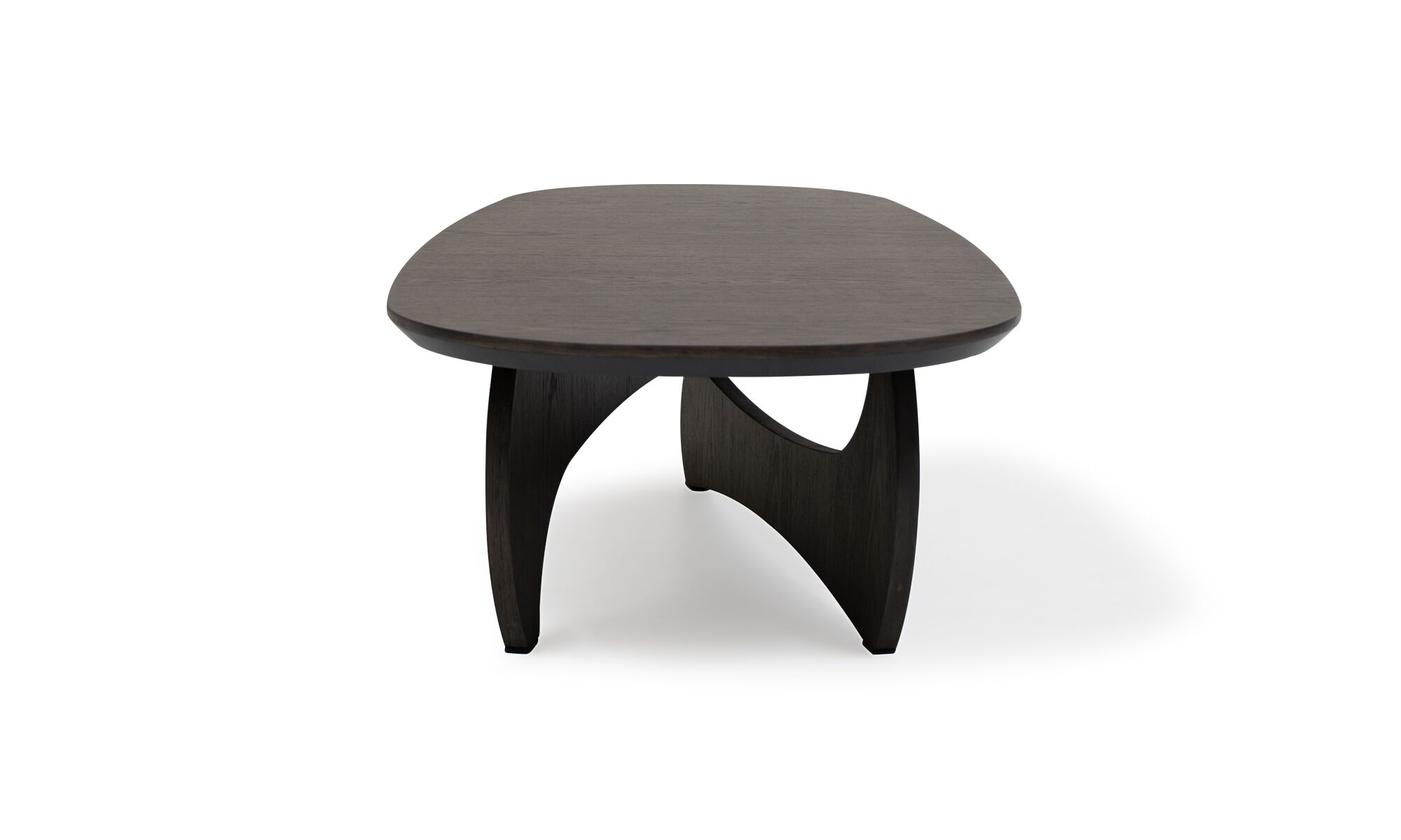 mesa-centro-chelsear-vista-lateral Mesa de Centro Chelsea de la marca Aristas, vista lateral. Presenta un diseño moderno y sofisticado con una amplia superficie rectangular y un acabado liso. Su estructura robusta y elegante cuenta con patas asimétricas, que le brindan un toque contemporáneo.
