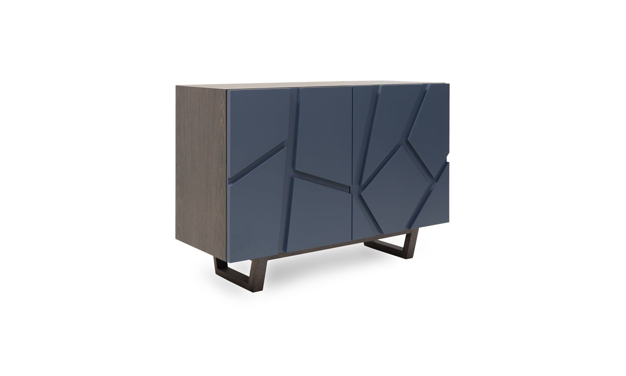 3,4 (10) Aparador Osaka Roble 110 de la marca Aristas visto en perspectiva diagonal. Presenta un diseño moderno y funcional con acabados en madera de roble, líneas limpias y cajones color Royal Blue.