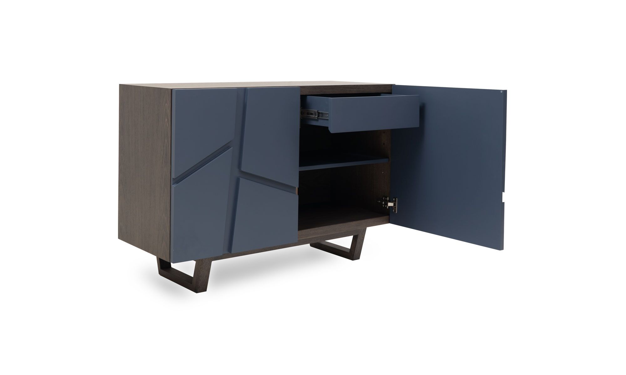 3,4-cajon-abierto-+-puerta-abierta Aparador Osaka Roble 110 de la marca Aristas visto en perspectiva diagonal. Presenta un diseño moderno y funcional que cuenta con dos puertas lisas y un cajón superior color Royal Blue.