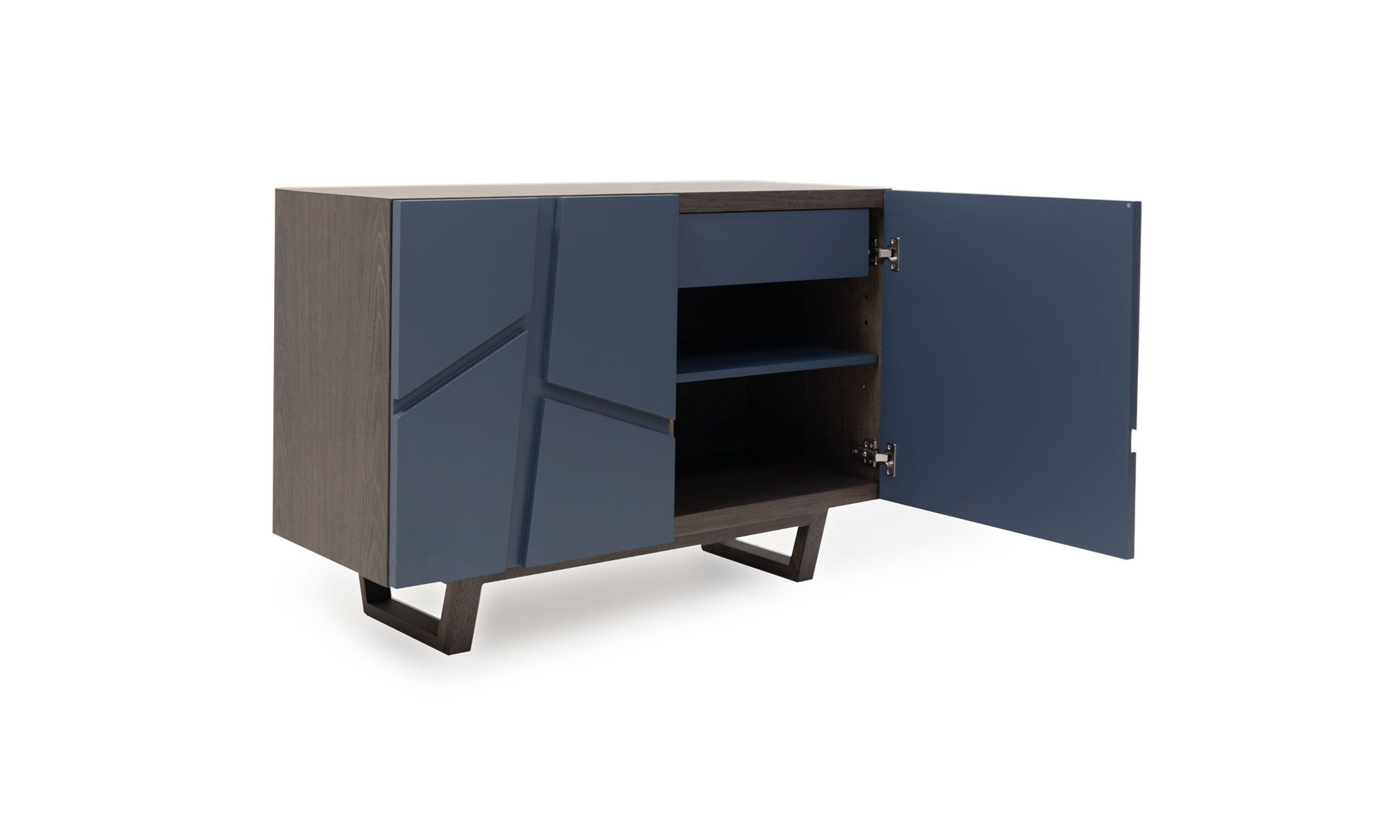 3,4-puertarabierta Aparador Osaka Roble 110 de la marca Aristas visto en perspectiva diagonal. Presenta un diseño moderno y funcional que cuenta con dos puertas lisas y un cajón superior color Royal Blue.