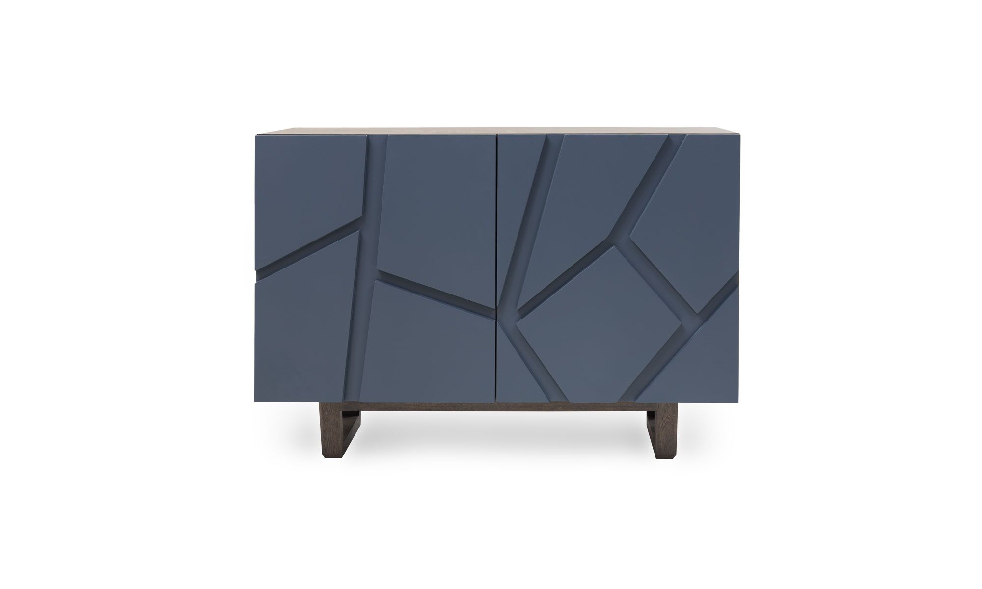 frente (12) Aparador Osaka Roble 110 de la marca Aristas visto en perspectiva frontal. Presenta un diseño moderno y funcional, con acabados en madera de roble, líneas limpias y una estructura compacta.