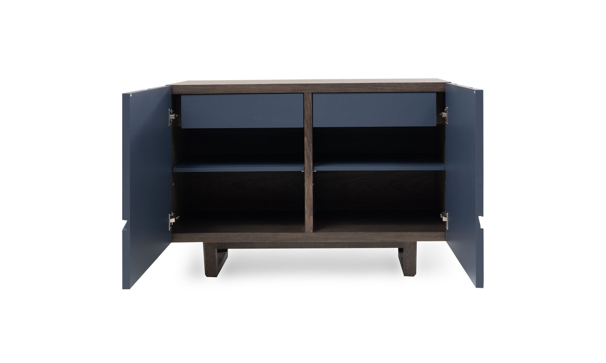 frente-dos-puertas-abiertas Aparador Osaka Roble 110 de la marca Aristas visto en perspectiva frontal. Presenta un diseño moderno y funcional, con acabados en madera de roble que aportan calidez y elegancia. Cuenta con dos puertas lisas y un cajón superior, ofreciendo un espacio de almacenamiento práctico y discreto.