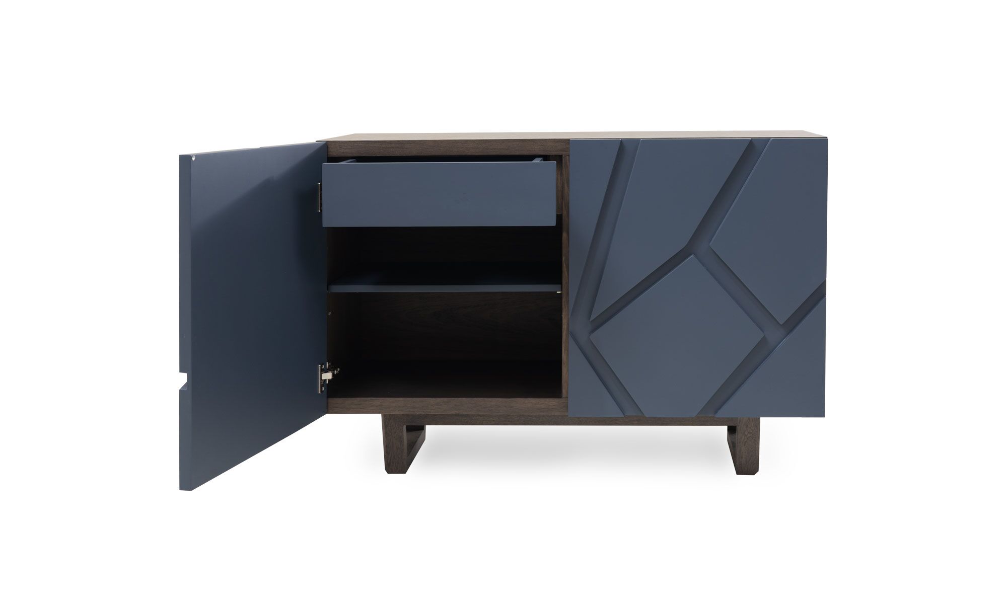 frente-puerta-izq-abierta Aparador Osaka Roble 110 de la marca Aristas visto en perspectiva frontal. Presenta un diseño moderno y funcional que cuenta con dos puertas lisas y un cajón superior, ofreciendo un espacio de almacenamiento práctico y discreto.