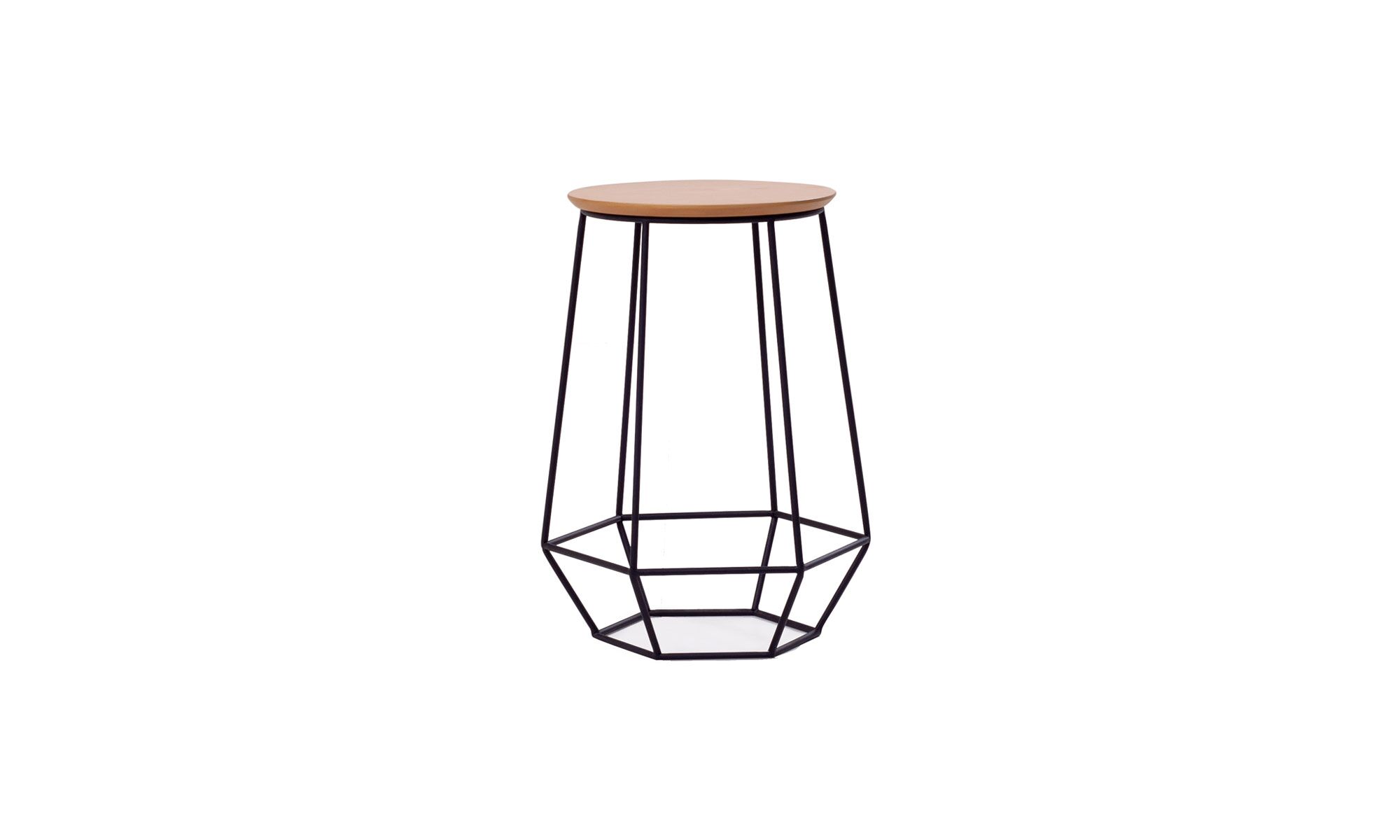 3.Mesa-auxiliar-hexa-60cms Vista frontal de la Mesa Auxiliar Hexa de la marca Aristas. Un diseño geométrico y moderno que destaca por su estructura metálica y superficie circular en madera color Escandinavo.