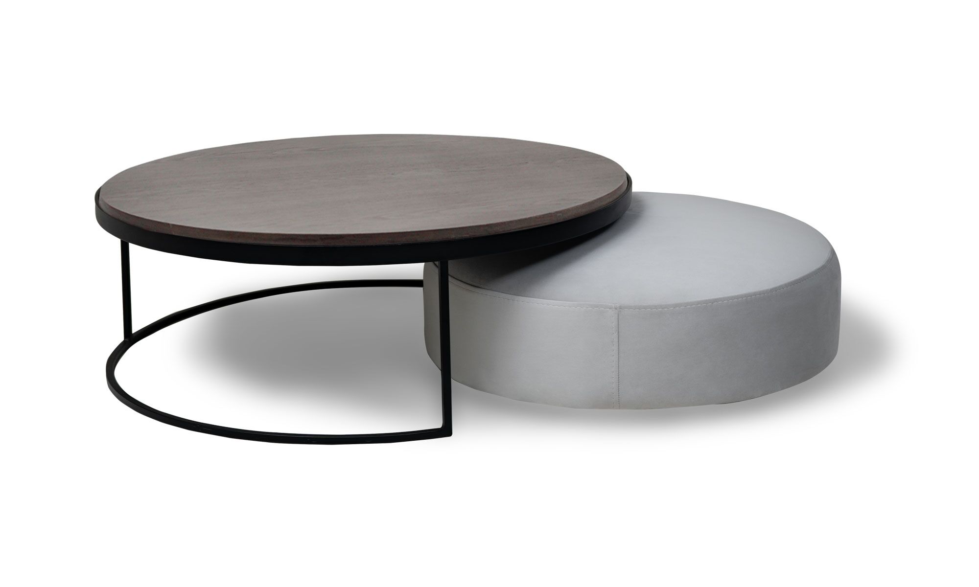 lado MAD X2 puff luna Juego de Mesa Centro Luna Mad 90 y Puff Luna 70 de la marca Aristas vista lateral. El conjunto presenta un diseño moderno y elegante, con formas redondeadas y acabados suaves. La mesa tiene una estructura robusta y minimalista, mientras que el puff complementa el conjunto con una estética igualmente sencilla y armónica.