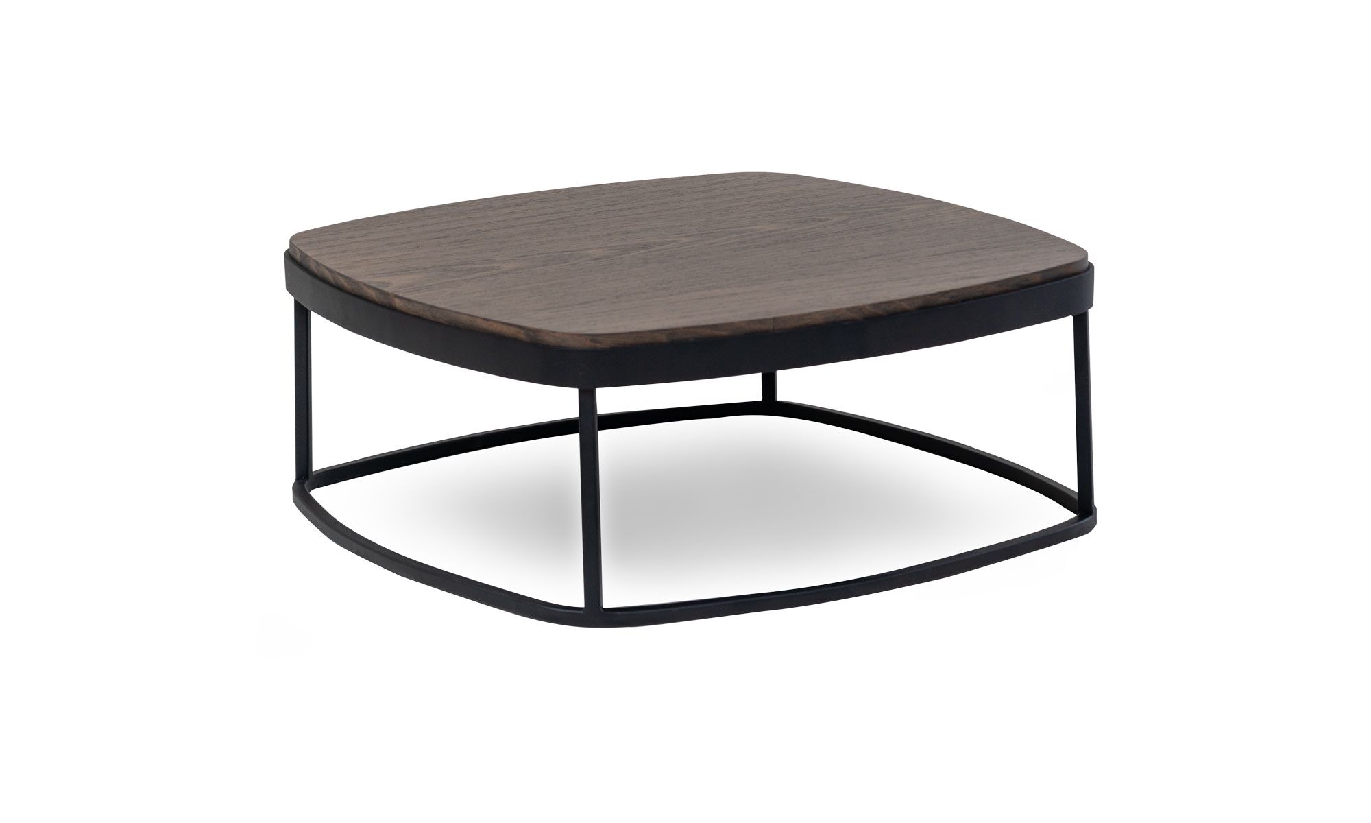 lado (1) Vista diagonal de la Mesa Centro Lisboa Madera de la marca Aristas. Un diseño moderno y minimalista en roble europeo, con un acabado natural. La mesa está sostenida por una estructura metálica que complementa su estilo.