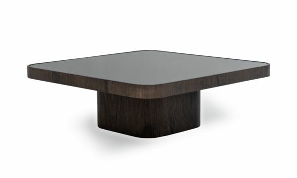 Vista diagonal de la Mesa de Centro Roma Cuadrada de la marca Aristas. Un diseño moderno y elegante que presenta una superficie en espejo y una base robusta en madera.