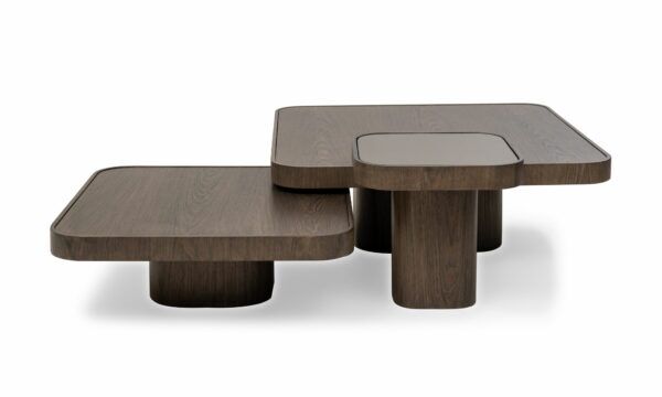 Vista frontal del Juego de Mesa Centro Roma de la marca Aristas. Diseños modernos y versátiles, con superficies en madera color Olmo y bases robustas.