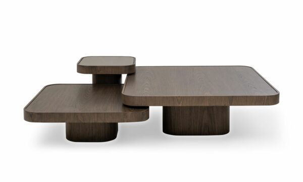 Vista lateral del Juego de Mesa Centro Roma de la marca Aristas. Un diseño moderno y versátil que incluye mesas de diferentes tamaños, con superficies en madera y bases robustas, perfectas para combinar.