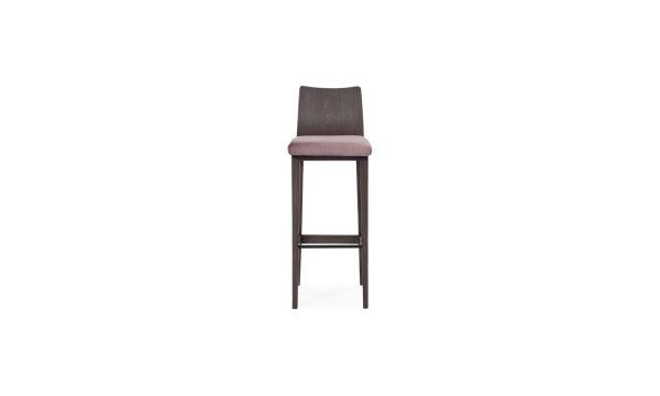 Silla Bar Triangolo de la marca Aristas, vista en perspectiva frontal. Un diseño elegante, que presenta un respaldo bajo en madera color Ceniza y un asiento tapizado en tela suave.