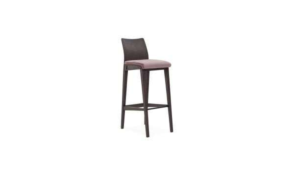 Silla Bar Triangolo de la marca Aristas, vista en perspectiva diagonal. Un diseño elegante, que presenta un respaldo bajo y patas largas con reposapiés integrado.