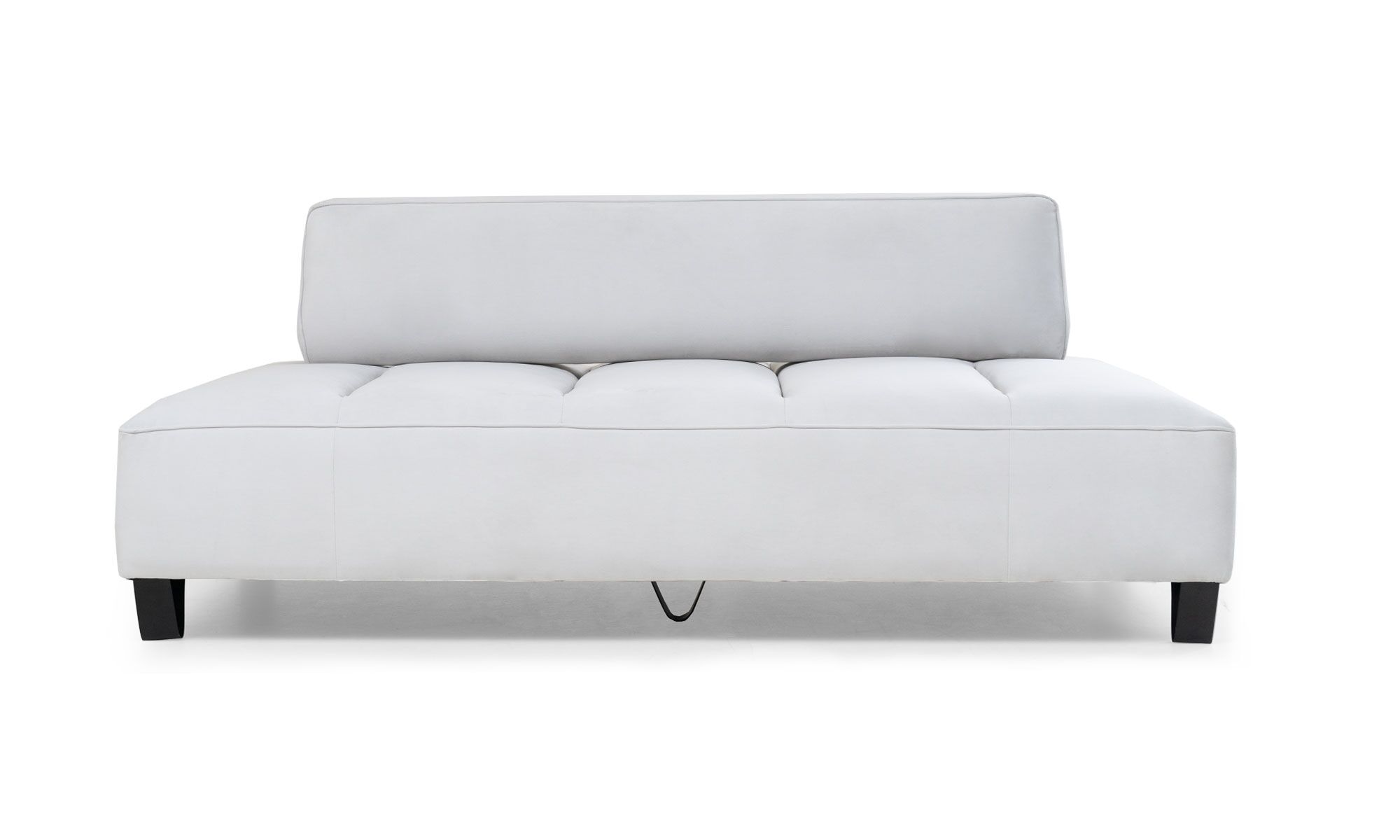 sofa-cama-parte-delantera-estirada Sofá Cama Boston de la marca Aristas visto en perspectiva frontal. Un diseño elegante y acolchado de líneas rectas, sostenido por patas metálicas discretas.