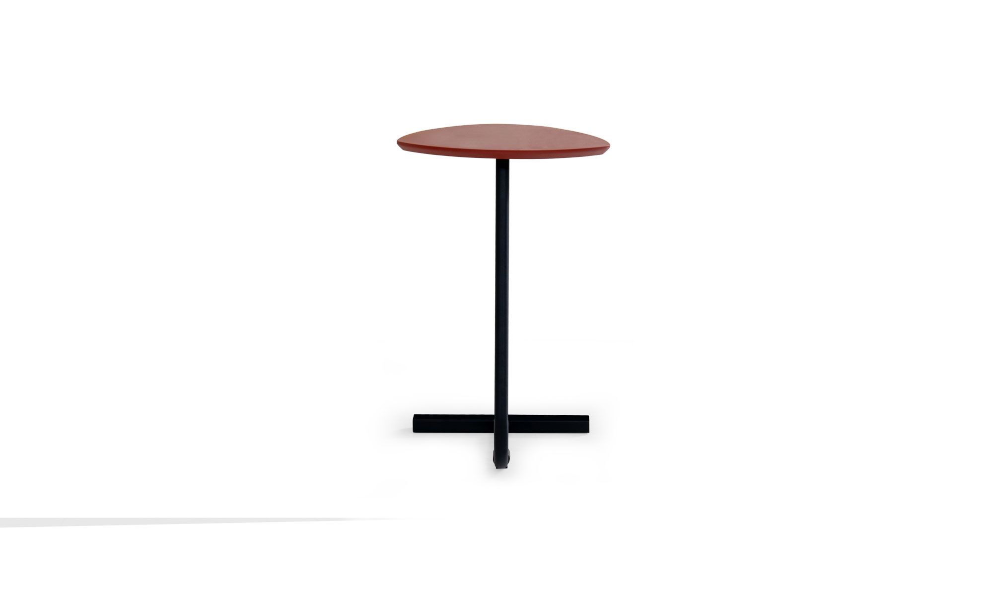 frente VIENA AUX Vista frontal de la Mesa Auxiliar Viena Sólido de Aristas. Un diseño elegante y minimalista, con un tablero liso en madera color Rosso. Su base metálica delgada y geométrica en proporciona estabilidad y un toque moderno.