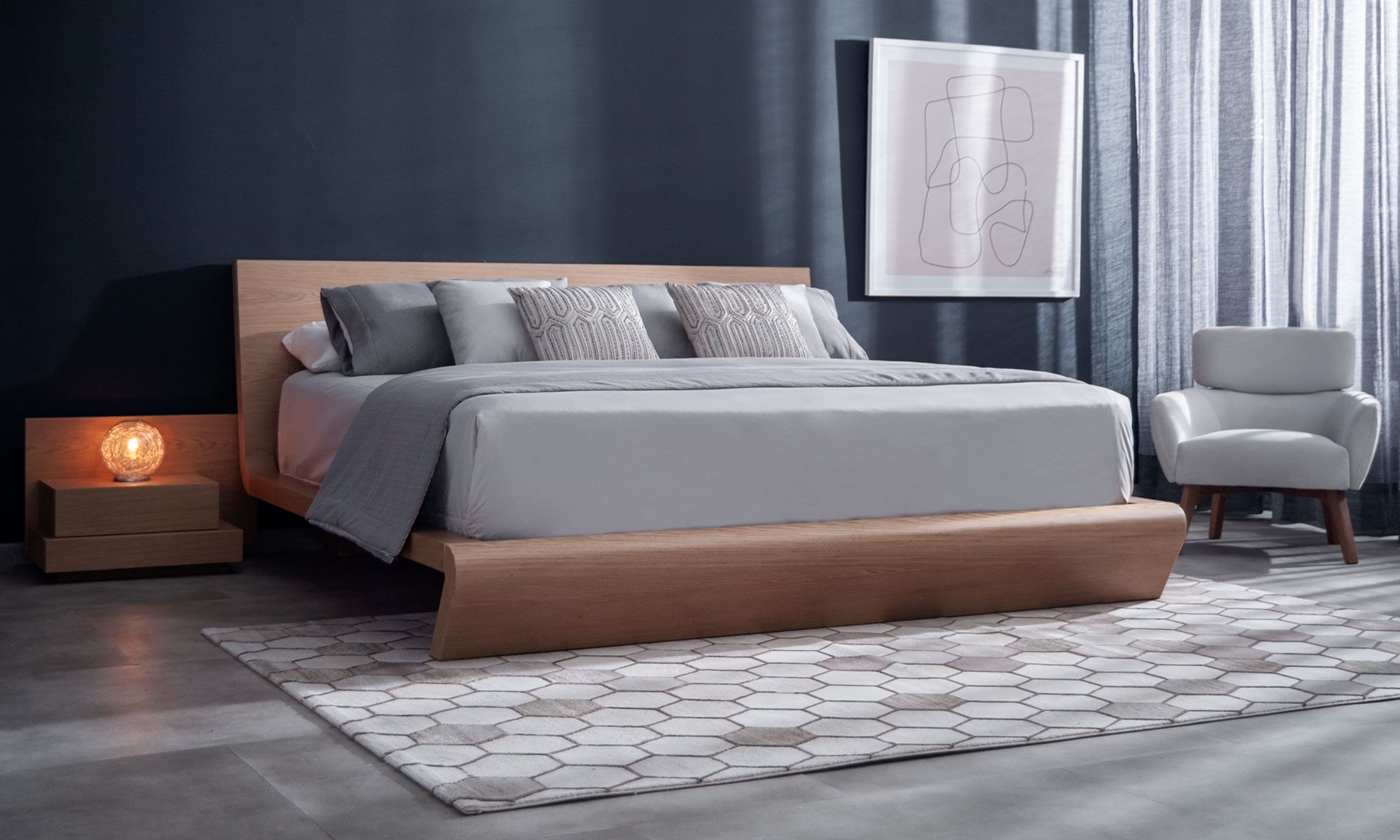 1.AMBIENTE-CAMA-ESE Vista diagonal de la Cama Ese de Aristas. Un diseño minimalista y moderno con una estructura de líneas limpias y un espaldar bajo, en madera color Escandinavo.