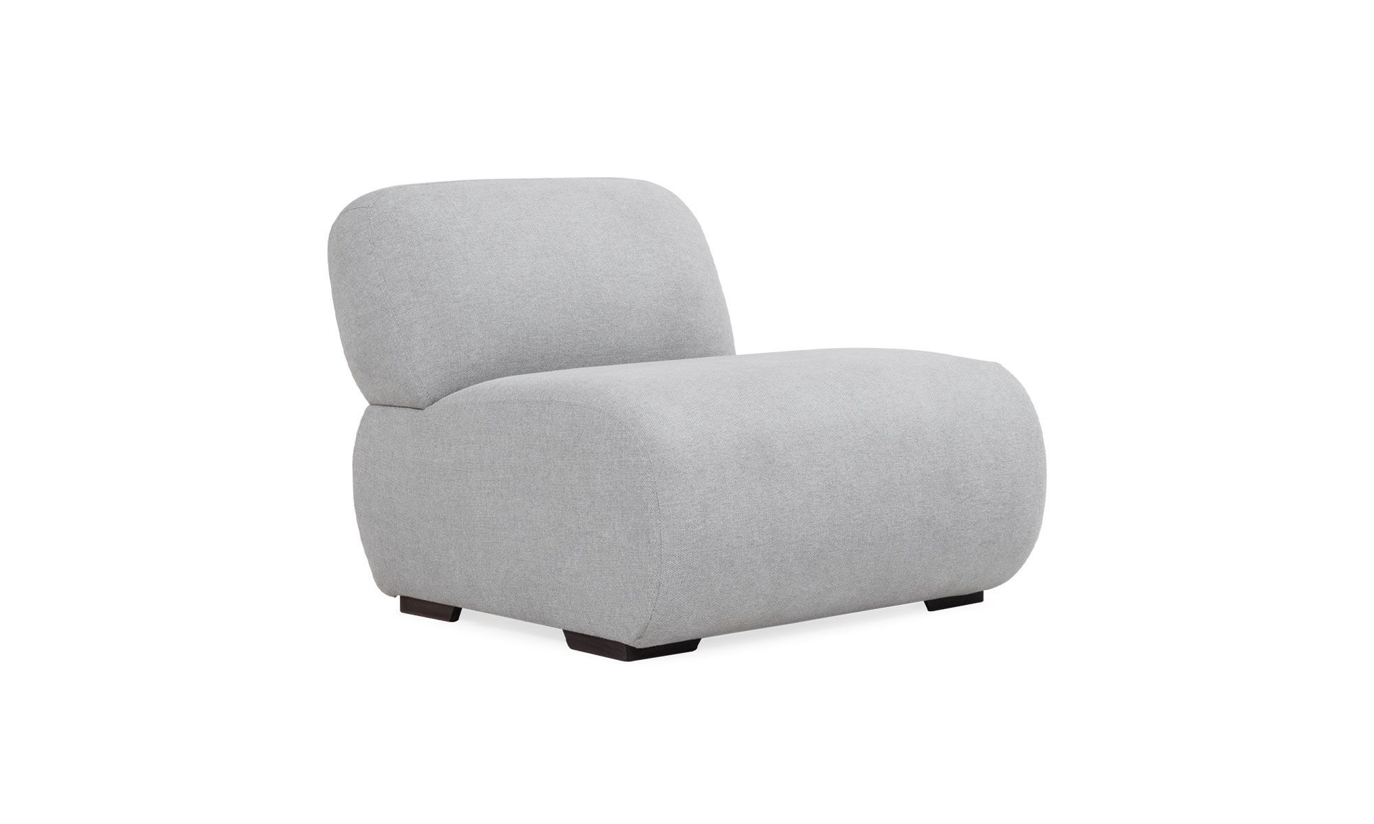 2.POLTRONA-EMMA-CON-BRAZO Poltrona Emma con Brazo de la marca Aristas, vista en perspectiva diagonal. Presenta un diseño elegante de líneas curvas con un respaldo alto y cojines acolchados.