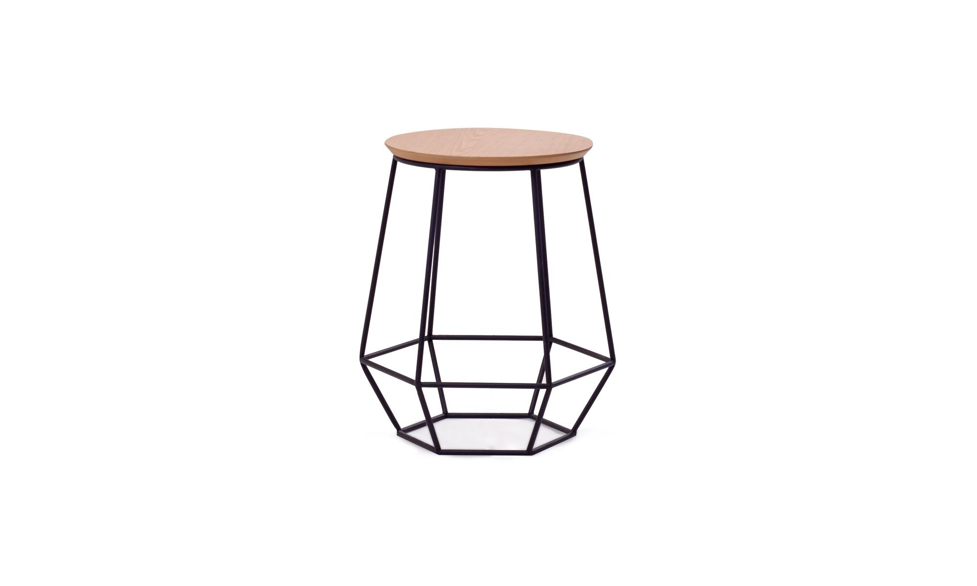 1.Mesa-auxiliar-hexa-50cms Vista frontal de la Mesa Auxiliar Hexa de la marca Aristas. Un diseño geométrico y moderno que presenta una superficie circular en roble europeo, sostenida por una base alta y metálica de líneas rectas.