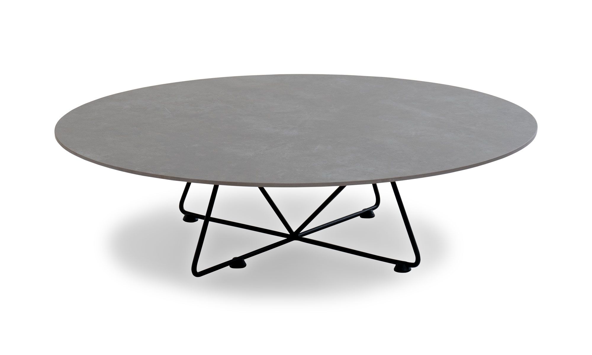 MESA C BRUSELAS REDON Mesa de Centro Bruselas en Cerámica Redonda Gris de la marca Aristas vista de frente. Presenta una superficie de cerámica gris de forma circular con un acabado suave y moderno, sostenida por una base metálica con patas delgadas y anguladas.