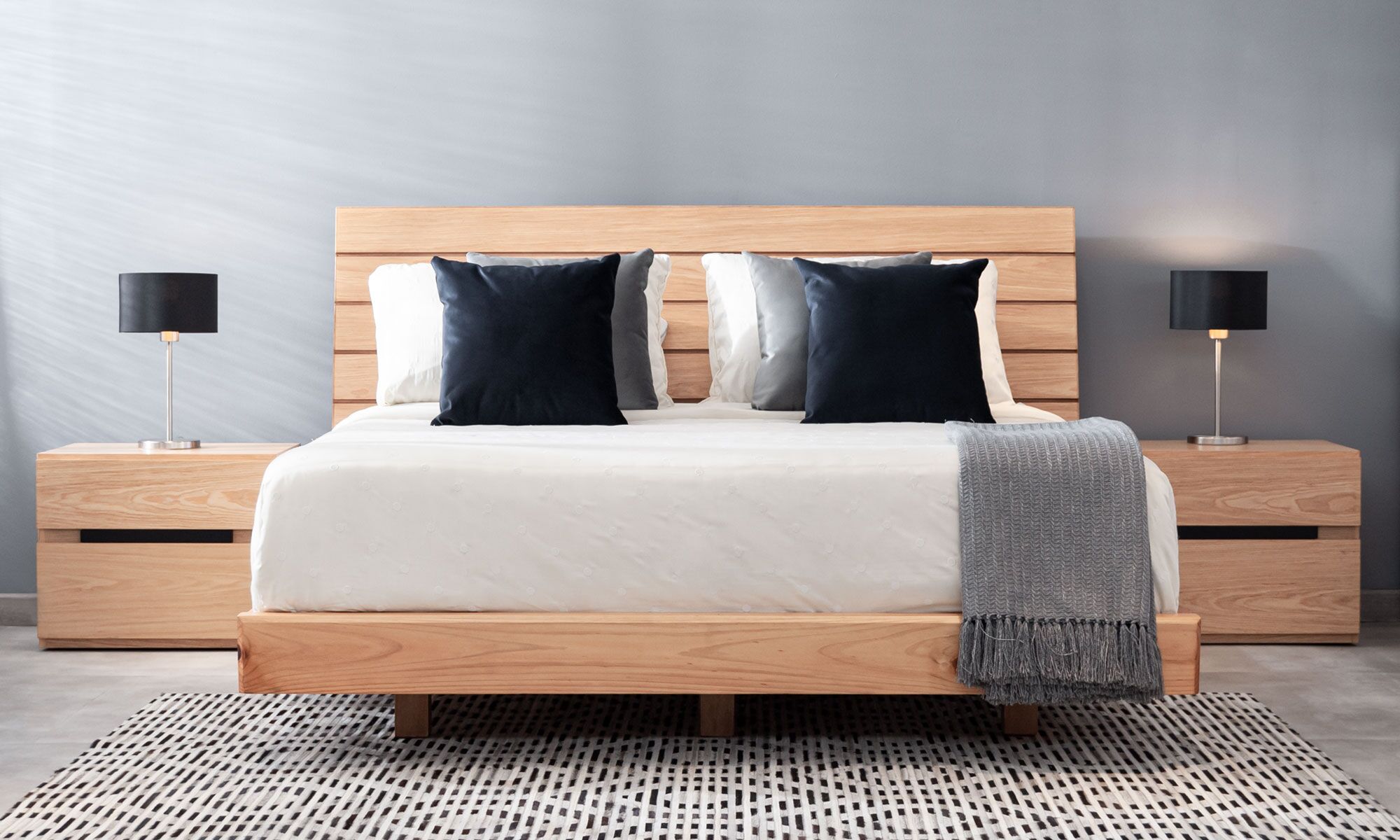 1.AMBIENTE-CAMA-NEW-VERONA Cama New Verona Semidoble 1.20 Mts de la marca Aristas, vista en perspectiva frontal. Cuenta con una estructura elegante en roble europeo. Su cabecero amplio y de líneas rectas, aporta un toque sofisticado.