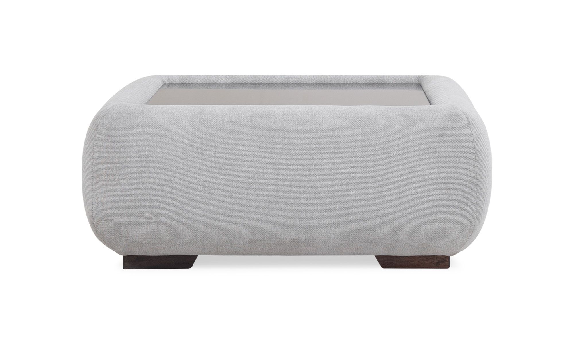 1.PUFF-EMMA-TAPA-VIDRIO Vista frontal del Puff Baúl Emma de la marca Aristas. Un diseño elegante con un tapizado en tela suave, tapa en madera y patas discretas.