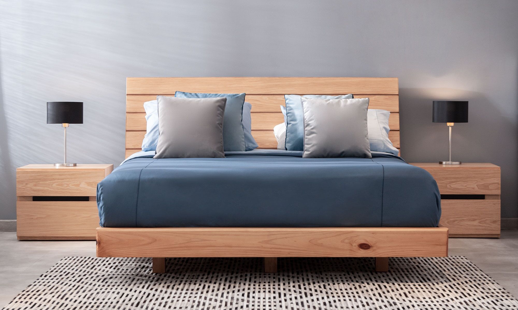 3.AMBIENTE-CAMA-NEW-VERONA Cama New Verona Semidoble 1.20 Mts de la marca Aristas, vista en perspectiva frontal. Una estructura elegante en madera color Escandinavo, con un cabecero amplio y una estructura de líneas limpias.