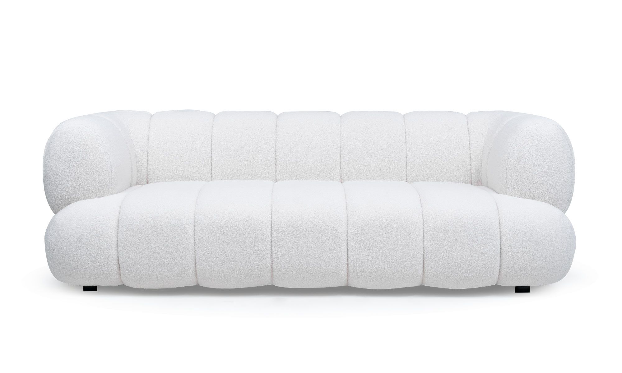 Sofa-estambul-3-puestos-frente Vista frontal del Sofá Estambul de 3 puestos de la marca Aristas. Un diseño moderno de líneas elegantes y curvas, con un asiento y respaldar acolchados en el color de tela Boucle Blanco.