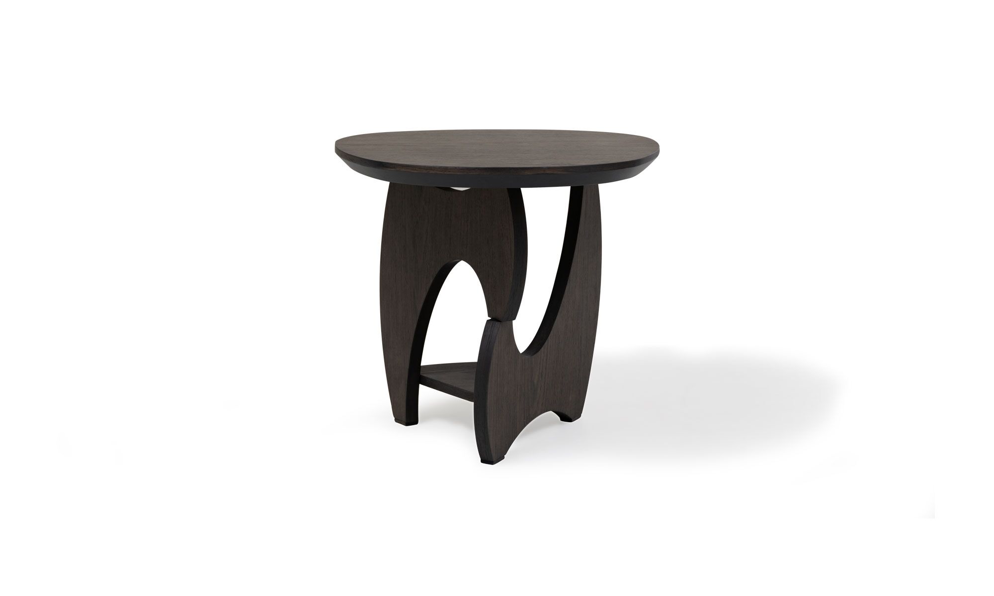 mesa-auxiliar-chelsea-frente Vista diagonal de la Mesa Auxiliar Chelsea de la marca Aristas. Un diseño elegante y compacto en madera color Ceniza, con una supericie redonda y una base asimétrica.