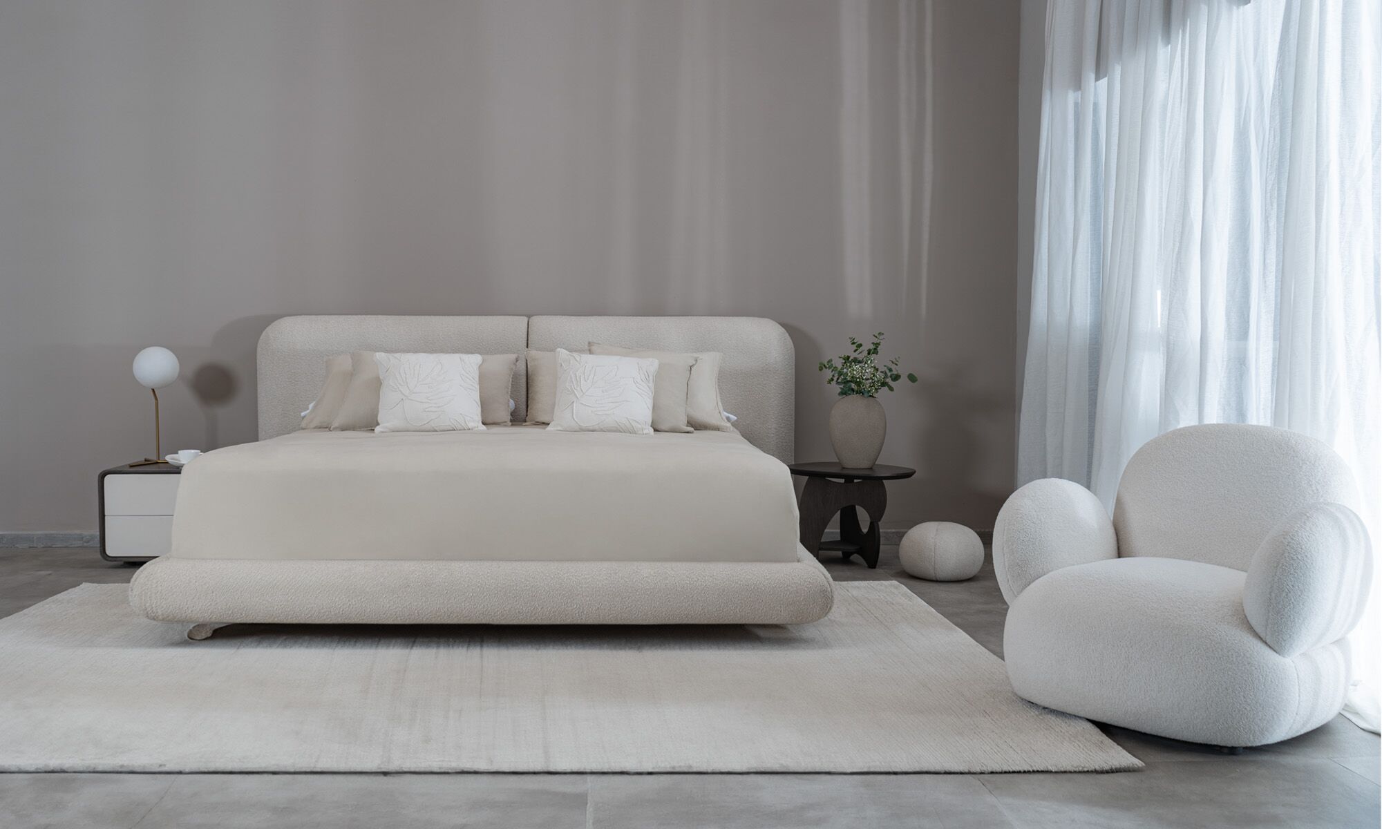 Cama Milan Vista frontal de la Cama Milán de la marca Aristas. Un diseño elegante y sofisticado que destaca por su estructura acolchada y tapizado suave.