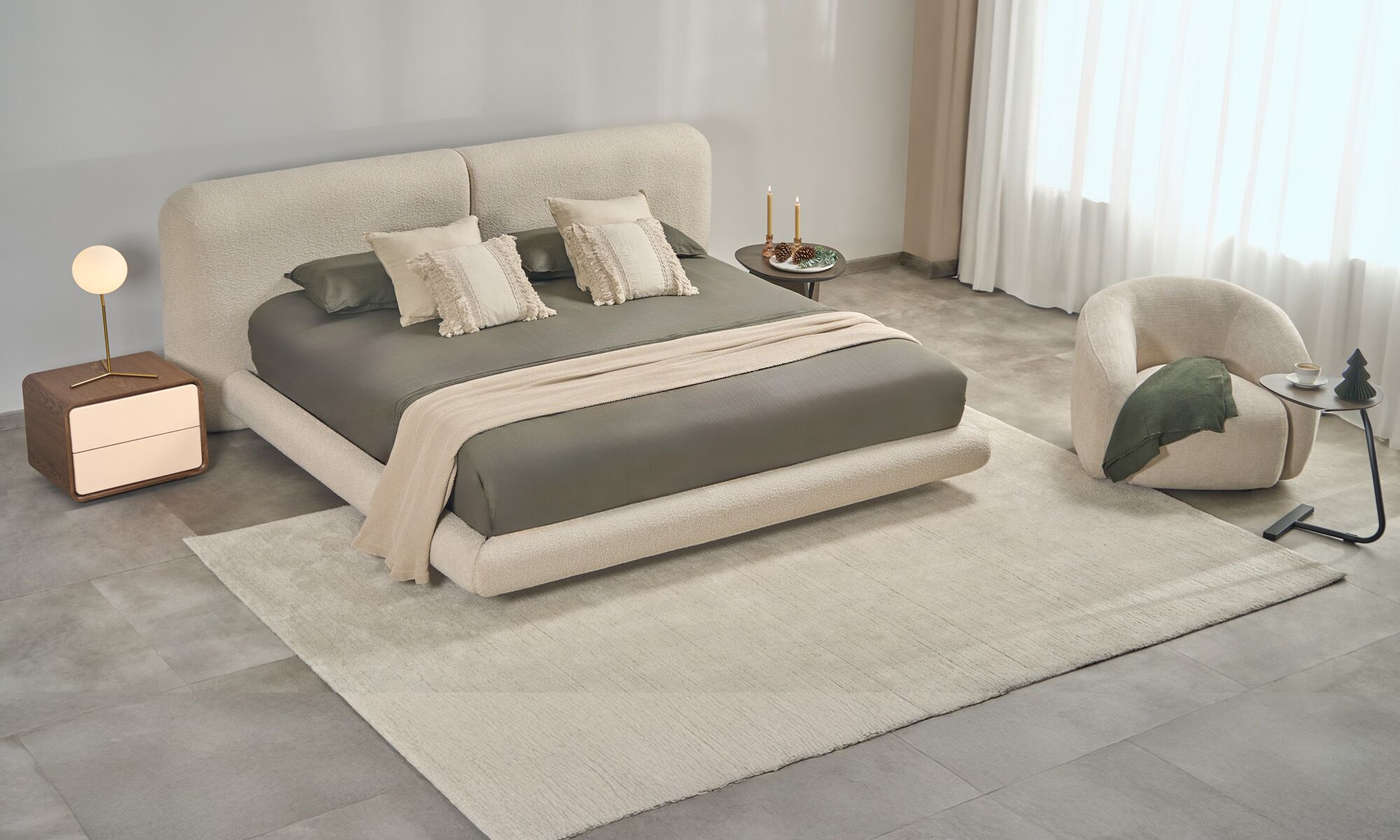 Cama milan Vista diagonal de la Cama Milán de la marca Aristas. Un diseño elegante y minimalista que presenta una estructura acolchada de líneas curvas y un tapizado suave en el color de tela Gante Marfil.
