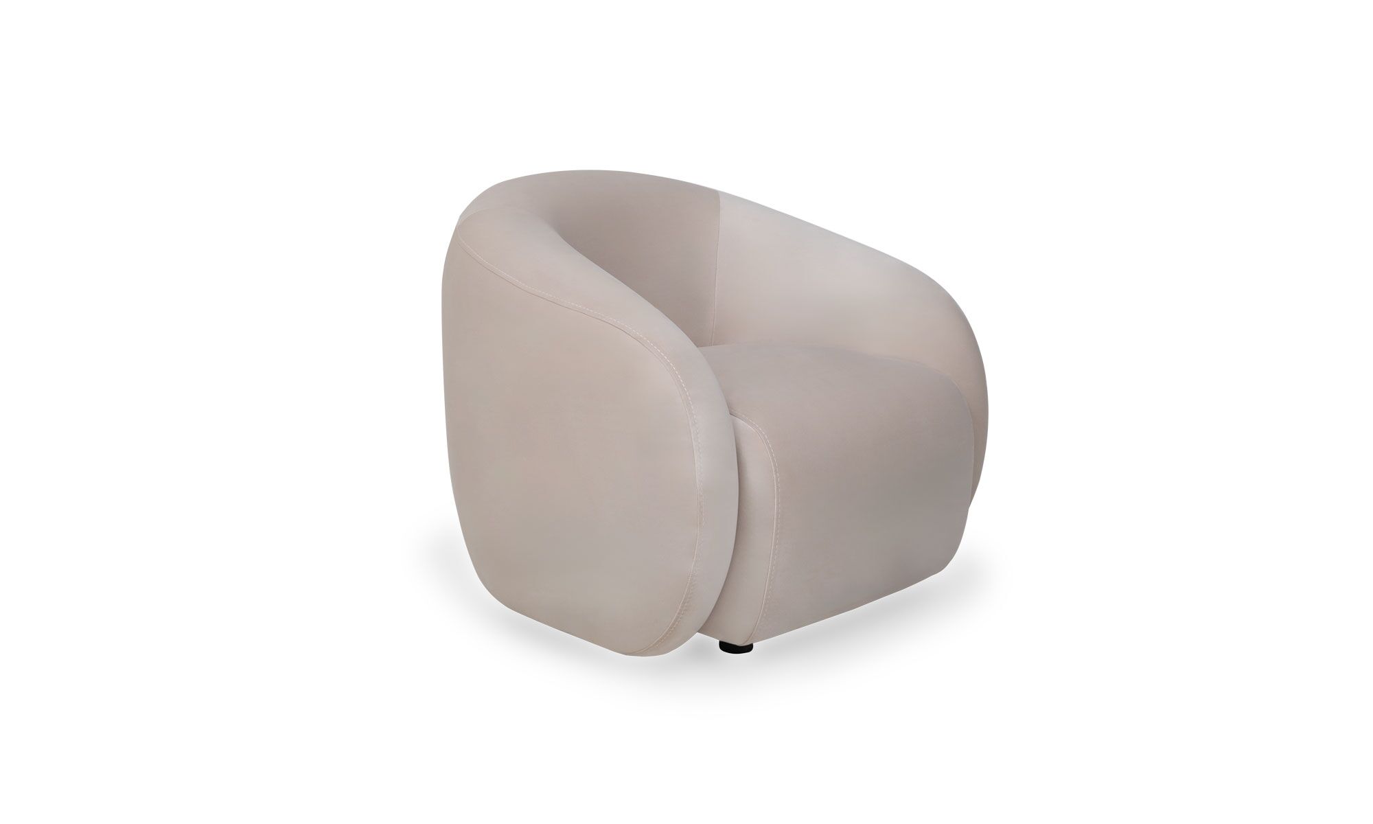 3,4 (6) Poltrona Milan de la marca Aristas vista en diagonal. Presenta un diseño contemporáneo con un respaldo alto y una tapicería suave. Sus líneas elegantes y patas de madera sutiles complementan su estilo elegante.