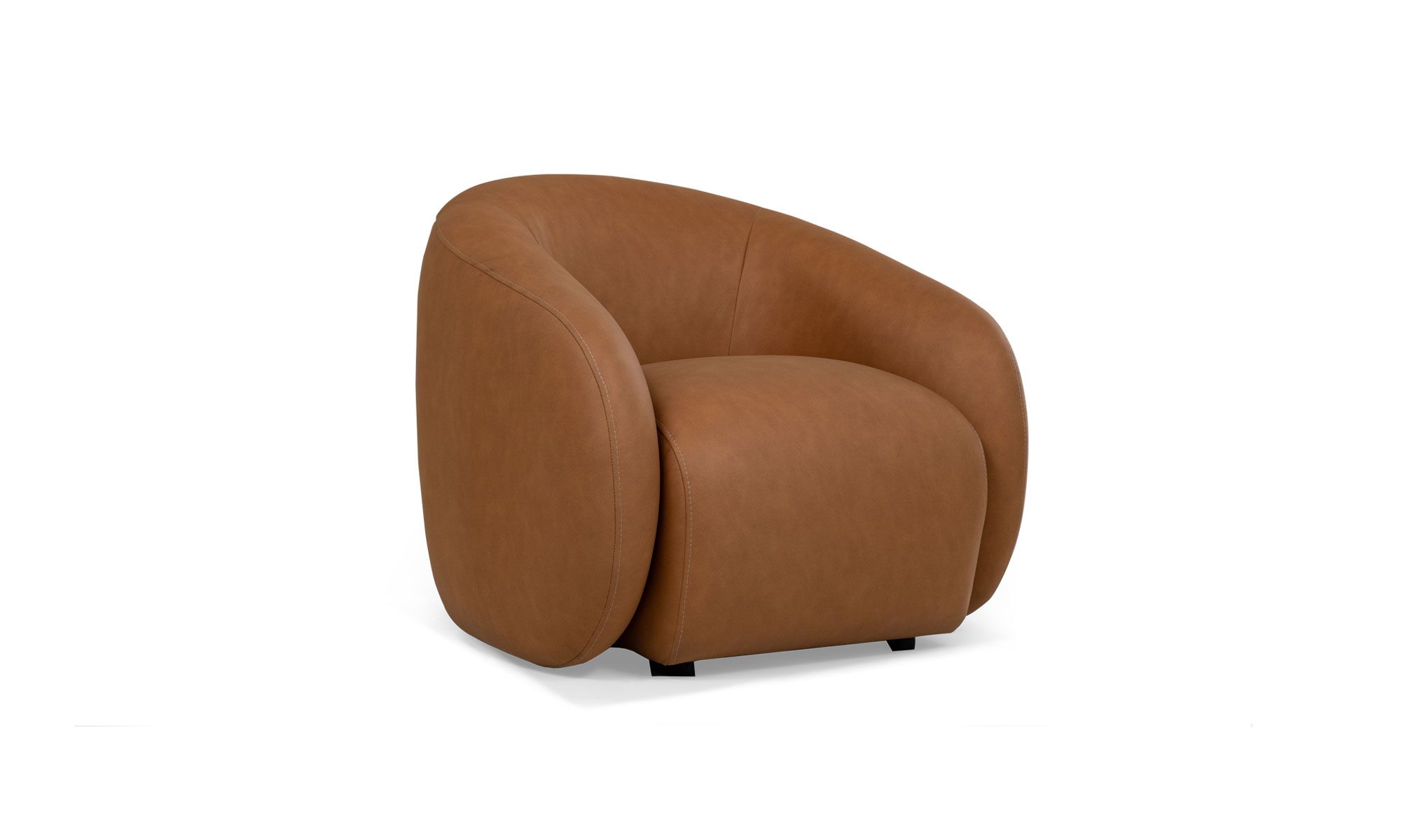 poltrona-milan-34 Poltrona Milan de la marca Aristas vista en diagonal. Presenta un diseño contemporáneo con un respaldo alto y un acabado en tela suave de color Nobuck Coñac.